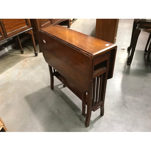 82 - DROP LEAF TABLE