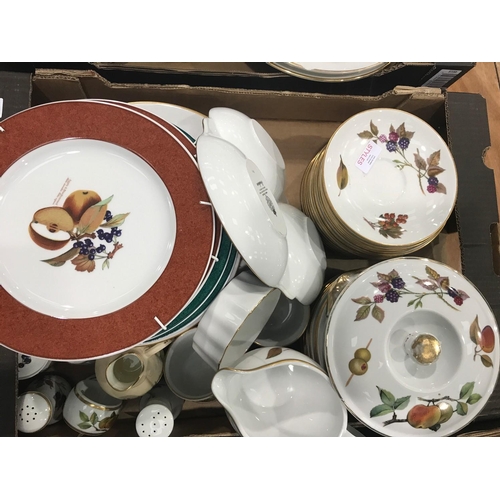 841 - LARGE QUANTITY MISC. WORCESTER CHINA, MOSTLY UNUSED EVESHAM WARE BUT ALSO INCLUDING WORCESTER HERBS ... 