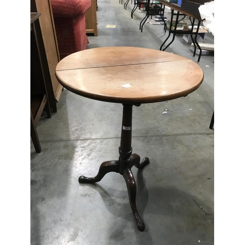 98 - ROUND TOP OAK PEDESTAL OCCASIONAL TABLE