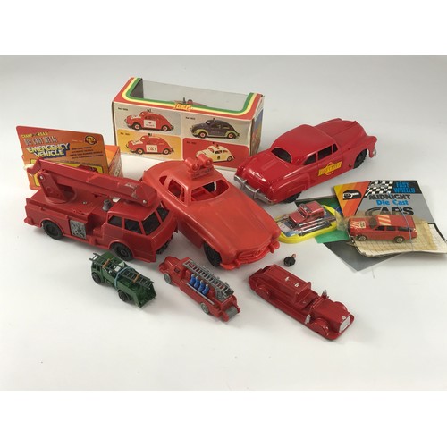 342 - COLLECTION OF PLASTIC AND DIE CAST SUNDRY FIRE ENGINE VEHICLES INCLUDING MARKS LARGE SCALE HARD PLAS... 