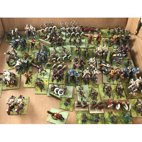 326 - LARGE COLLECTION OF HINCHCLIFFE DIE CAST TOY MODEL SOLDIERS, MAINLY OF MEDEIVIL PERIOD, WELL DECORAT... 