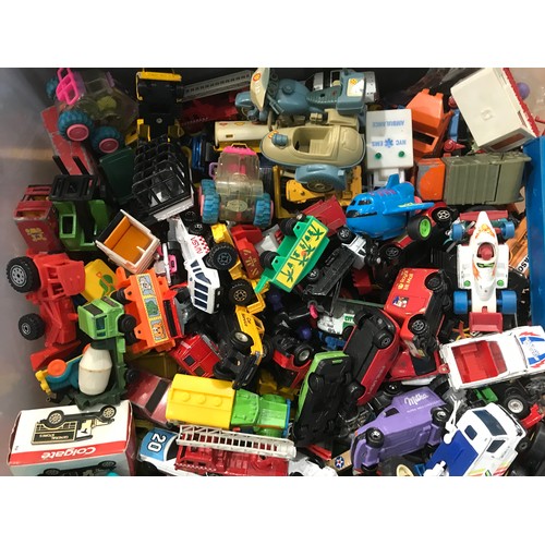 310 - LARGE BOX OF PLAY WORN MIXED DIE CAST MATCHBOX, CORGI AND CONTEMPORARY SIMILAR DIE CAST MODELS IN PL... 