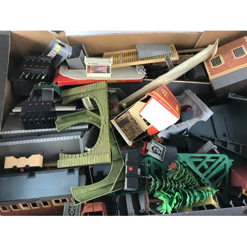 147 - 2 BOXES OF HORNBY TRIANG AND SIMILAR MODEL RAILWAY ACCESSORIES, STATION BUILDINGS, SIGNS, PLATFORMS,... 