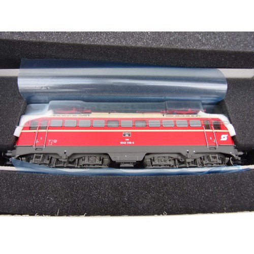 367 - ROCO MODEL RAILWAY AUSTRIAN OBB 1042 LOCOMOTIVE, SOUND CHIP FITTED, APPEARS NOT TO HAVE BEEN OUT THE... 