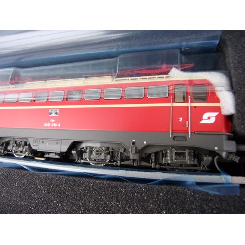 367 - ROCO MODEL RAILWAY AUSTRIAN OBB 1042 LOCOMOTIVE, SOUND CHIP FITTED, APPEARS NOT TO HAVE BEEN OUT THE... 