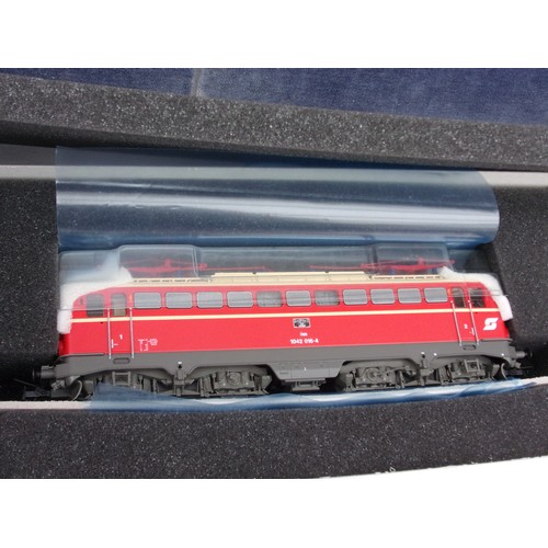 367 - ROCO MODEL RAILWAY AUSTRIAN OBB 1042 LOCOMOTIVE, SOUND CHIP FITTED, APPEARS NOT TO HAVE BEEN OUT THE... 