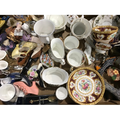 887 - 2 TRAYS OF CHINA AND PORCELAIN INCLUDING MACKAY, MODERN PAINTED TILES ETC