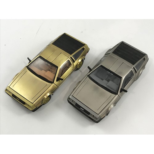 259 - SUNSTAR 2 BOXED 1:18 SCALE DELOREAN CARS COMPRISING 1981 DELOREAN LK, 1981 DELOREAN BRACKETS, GOLD E... 