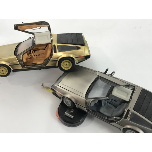 259 - SUNSTAR 2 BOXED 1:18 SCALE DELOREAN CARS COMPRISING 1981 DELOREAN LK, 1981 DELOREAN BRACKETS, GOLD E... 