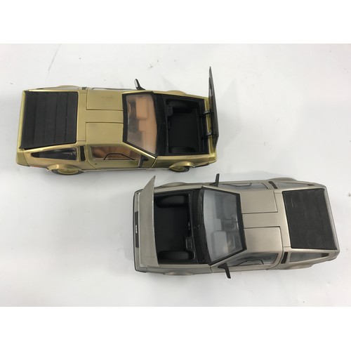 259 - SUNSTAR 2 BOXED 1:18 SCALE DELOREAN CARS COMPRISING 1981 DELOREAN LK, 1981 DELOREAN BRACKETS, GOLD E... 