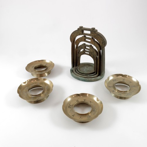 439 - A SET OF 4 ORIENTAL GRADUATED STIRRUP WEIGHTS AND 4 RICE BOWL STANDS WITH CHINESE CHARACTER MARKS