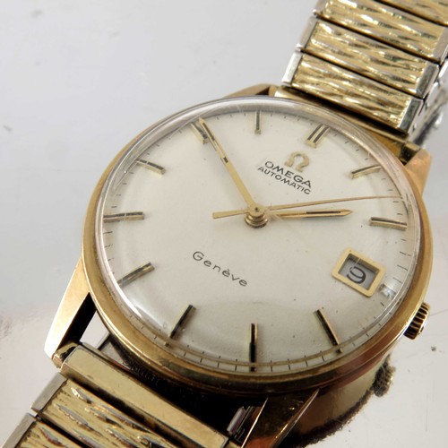 839 - A GENTS VINTAGE OMEGA GENEVE AUTOMATIC WRIST WATCH, SILVERED DIAL, BATON MARKERS AND DATE APERTURE, ... 