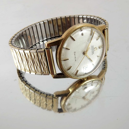 839 - A GENTS VINTAGE OMEGA GENEVE AUTOMATIC WRIST WATCH, SILVERED DIAL, BATON MARKERS AND DATE APERTURE, ... 