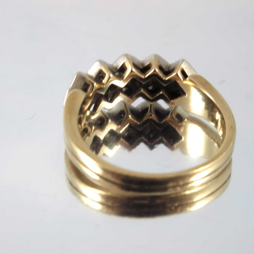 768 - 18 CARAT GOLD AND DIAMOND MODERN RING