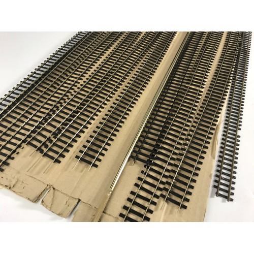 366 - QTY OF 00 SCALE TRACK YARD LENGTHS, POSSIBLY FINE SCALE OR FINECODE, MOSTLY APPEARS UNUSED