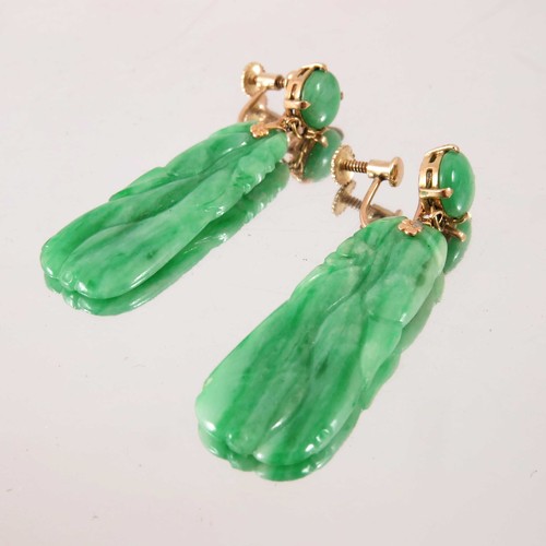 807 - PR. CARVED JADE DROP EARRINGS, SUSPENDED FROM A POLISHED JADE CABOUCHON, SCREW BACK POSTS, OVERALL L... 