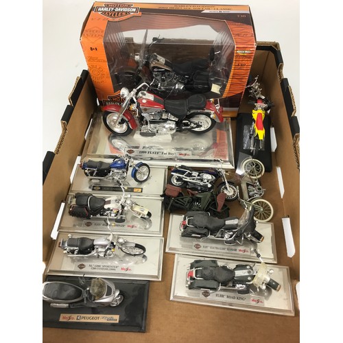 113 - HARLEY DAVIDSON BOXED 1:10 2004 HERITAGE SOFTTAIL PLUS 7 MAISTO PLINTH MOUNTED MOTOR CYCLES,