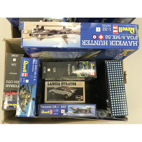 313 - REVELL PLASTIC KITS APPROX 17 INCLUDING LARGE SCALE MODELS, APOLLO, HUNTER, FERRARI, TITANIC, MANY U... 