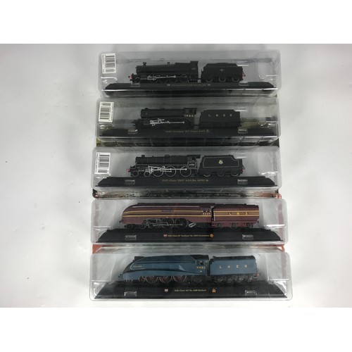 360 - 5 00 SCALE PLINTH MOUNTED STATIC LOCOMOTIVES FROM MAGAZINE COLLECTION, 4468, 44781, 2861, 6220, 1902... 