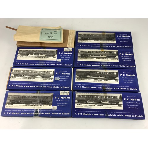 370 - MODEL RAILWAY COACH KITS. 7 PC MODELS  LNER COACHES, 6 COMPOSITE, 23 X2 THIRD, 31 BRAKE COMPO X2, 38... 