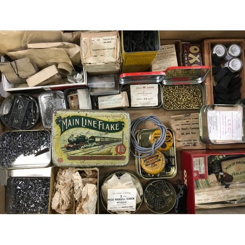 362 - MODEL RAILWAY SUNDRIES & ACCESSORIES, TURNTABLE, KIT BITS, BUILDINGS AND ACCESSORIES, A CURIOUS LOT!