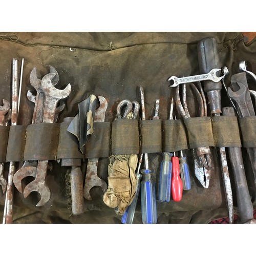 34 - ASSORTED CAR PARTS, JAGUAR, LAND ROVER ETC, TOOLS, SET OF 4 WHEEL TRIMS IN NEED OF RESTORATION