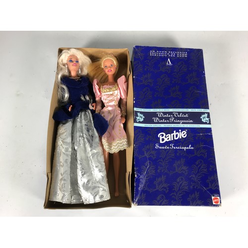 72 - 2 BARBIE DOLLS IN A MATTEL BOX 15571