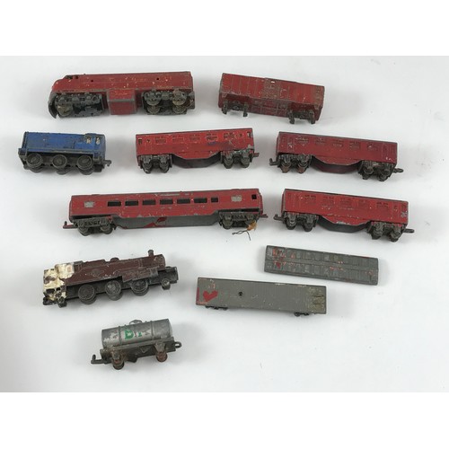 96 - COLLECTION OF LONE STAR DIE CAST SMALL SCALE MODEL RAILWAY COACHES AND ROLLING STOCK