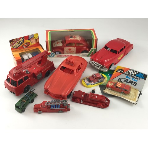 61 - COLLECTION OF PLASTIC AND DIE CAST SUNDRY FIRE ENGINE VEHICLES INCLUDING MARKS LARGE SCALE HARD PLAS... 