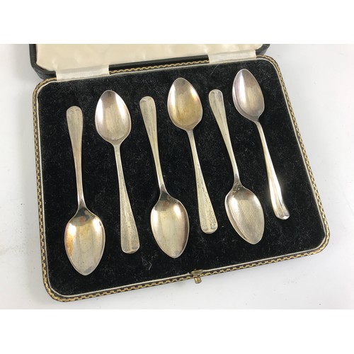 576 - CASED SILVER CRUET SET AND A CASED SET OF 6 SILVER TEASPOONS 210g