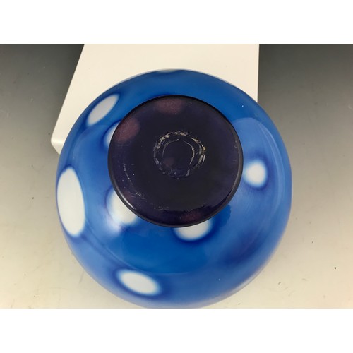 381 - BLOWZONE BLUE GLASS BOWL, SIGNED AND DATED '98, APPROX. 23 cm DIA.