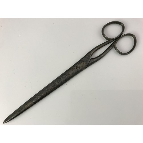 601 - PAIR OF UNUSUAL ENGRAVED SCISSORS