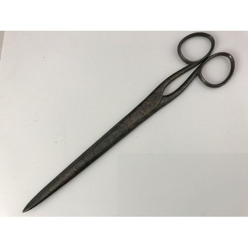 601 - PAIR OF UNUSUAL ENGRAVED SCISSORS