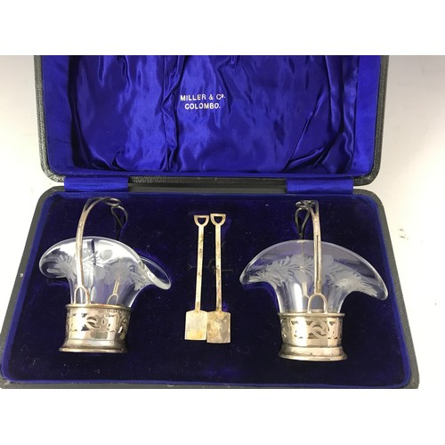 620 - ENGRAVED GLASS SALTS IN SILVER STAND WITH A PAIR OF SILVER SHOVELS ALL IN A FITTED PRESTATION CASE