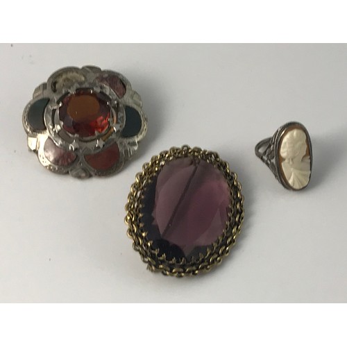 749 - AMYTHEST BROOCH WITH YELLOW METAL SURROUND APPROX. 5 X 4 cms, SCOTTISH HARD STONE BROOCH AF AND A RI... 