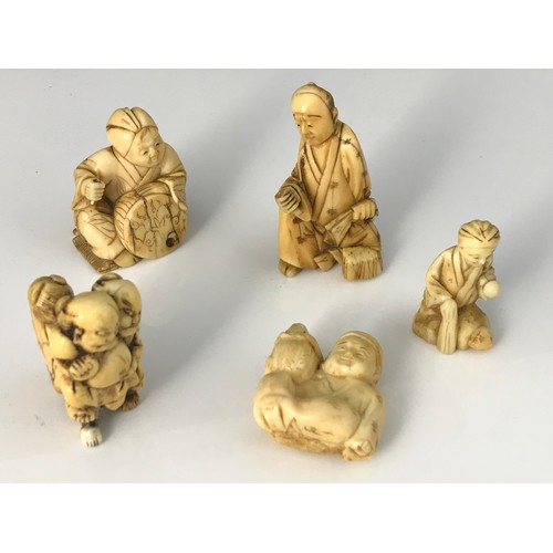 462 - COLLECTION OF 5 19TH CENTURY JAPANESE MEIJI PERIOD CARVED IVORY NETSUKE, TALLEST APPROX. 5.5 cms