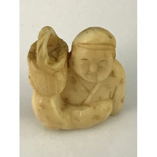 462 - COLLECTION OF 5 19TH CENTURY JAPANESE MEIJI PERIOD CARVED IVORY NETSUKE, TALLEST APPROX. 5.5 cms