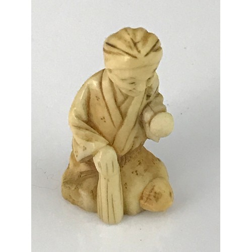 462 - COLLECTION OF 5 19TH CENTURY JAPANESE MEIJI PERIOD CARVED IVORY NETSUKE, TALLEST APPROX. 5.5 cms