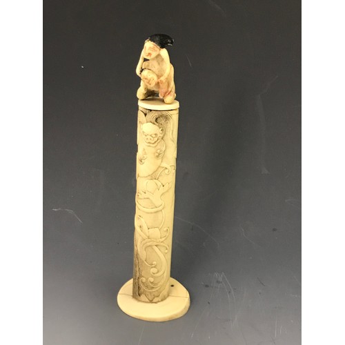 459 - 19TH CENTURY CARVED IVORY TUSK WITH DRAGON DECORATION AND GROTESQUE FIGURE GROUP FINIAL, APPROX. 20 ... 