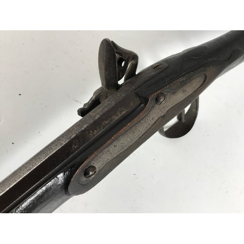 250 - 19TH CENTURY ENGLISH FLINTLOCK MUSKET, APPROX. 173 cm OVERALL, BARREL APPROX. 134 cm, PLAIN LOCK PLA... 