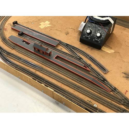 N GAUGE MODEL RAILWAY LAYOUT APPROX. 4FT X 2FT WIRED AND IN WORKING ORDER COMPRISING A BASE BOARD