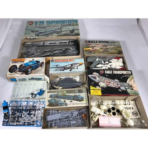 73 - BOX OF VARIOUS AIRFIX AND OTHER PLASTIC KITS, COMPRISING GERMAN 'E' BOAT WITH INSTRUCTIONS FOR 'S' B... 