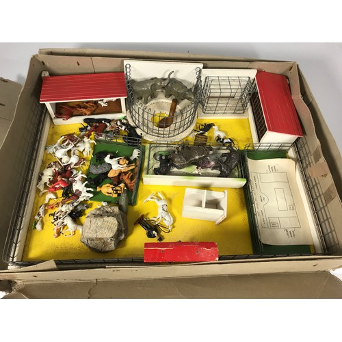 60 - BOXED BRITAINS ZOO BOARD WITH SELECTION OF ANIMALS INCLUDING ELEPHANTS, BEARS, GORILLA, BUILDINGS ET... 