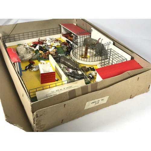 60 - BOXED BRITAINS ZOO BOARD WITH SELECTION OF ANIMALS INCLUDING ELEPHANTS, BEARS, GORILLA, BUILDINGS ET... 