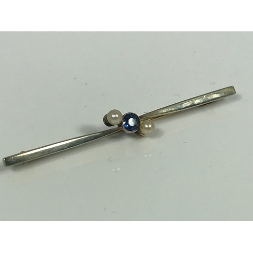 764 - 15 CARAT GOLD BAR BROOCH SET WITH COLLET SET SAPPHIRE AND 2 PEARLS APPROX. 4.6G