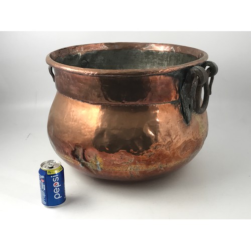 414 - LARGE AND IMPRESSIVE COPPER CAULDRON, APPROX. 49 cm DIA.