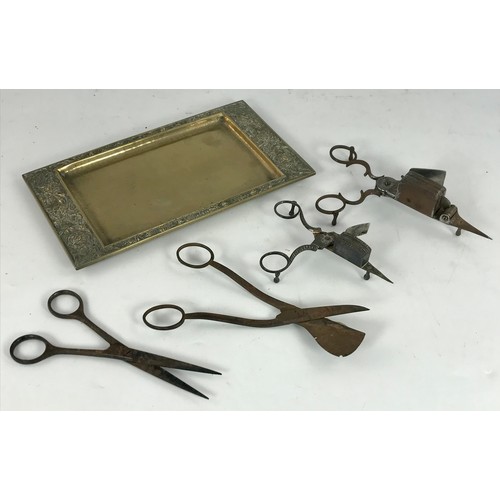 424 - GOOD QUALITY CAST BRAS/ BRONZE TRAY TOGETHER WITH VARIOUS CANDLE SNUFFERS