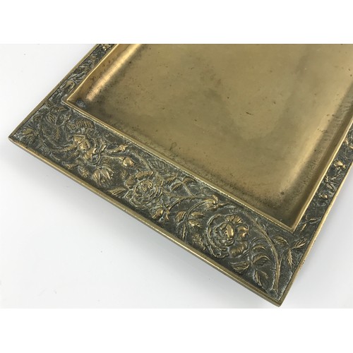 424 - GOOD QUALITY CAST BRAS/ BRONZE TRAY TOGETHER WITH VARIOUS CANDLE SNUFFERS