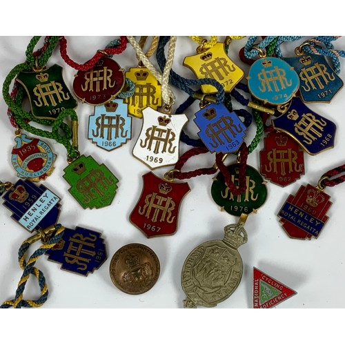 515 - QTY. ENAMELLED METAL ROYAL HENLEY REGATTA BADGES, 1960s ONWARDS, HURLINGHAM CLUB 1935 TOGETHER WITH ... 