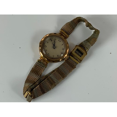 824 - LADIES GOLD WRIST WATCH ON MESH STRAP, APPROX. 16g GROSS